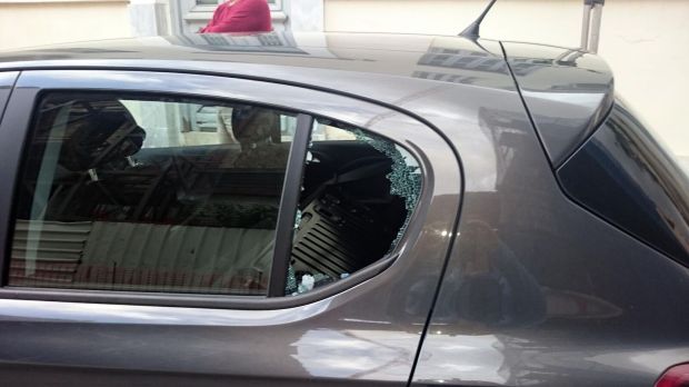 Eingebrochene Autoscheibe
